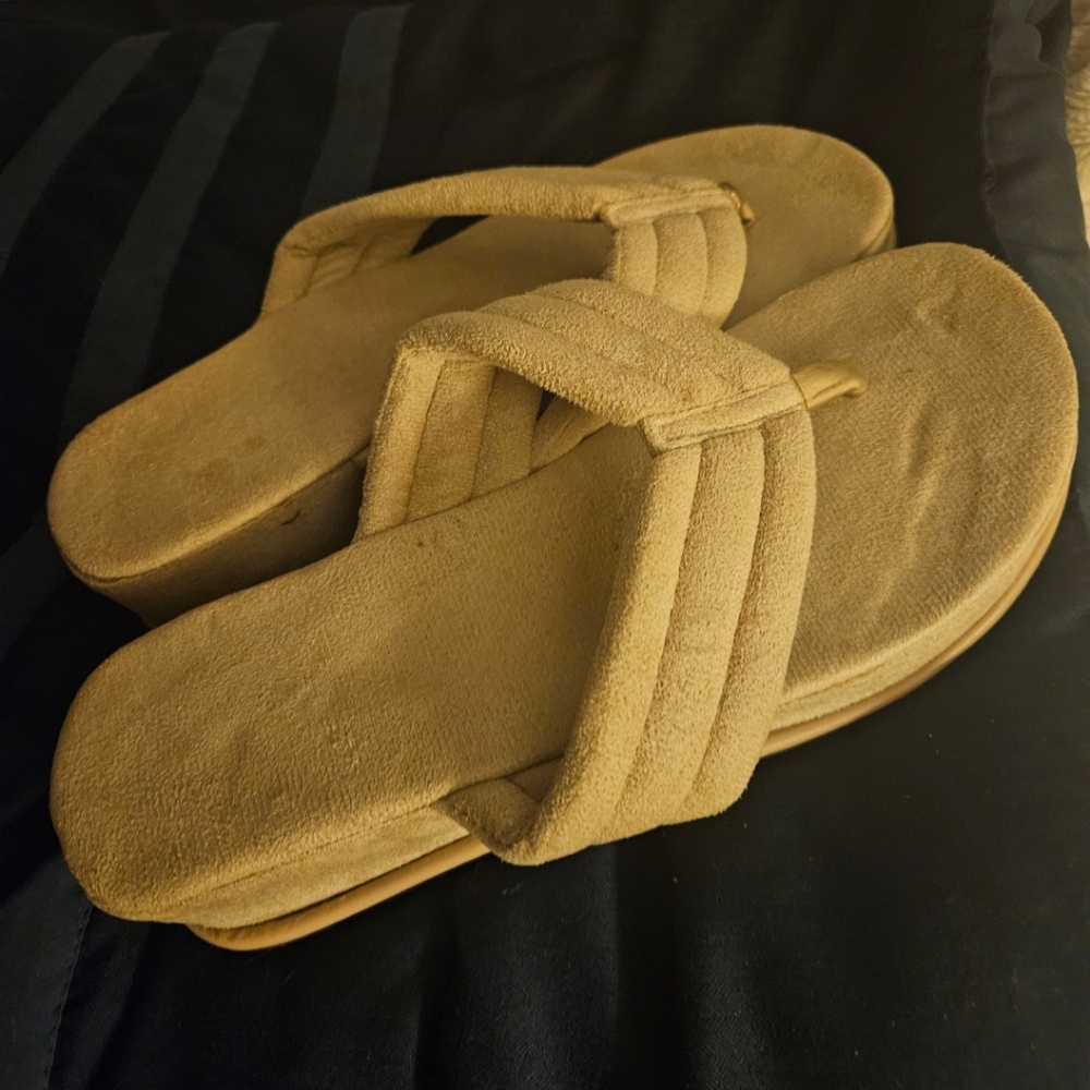 Amazon Essentials Soft Suede Light Weight In Sand Plushy Flip Flops
